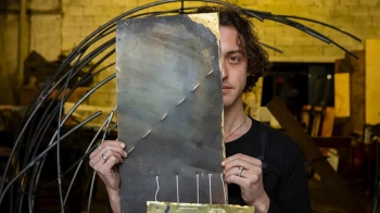 «Η ρωγμή ως ήχος»: Με αφορμή την πρώτη πολυμεσική εγκατάσταση του Παντελή Καρασεβδά, 