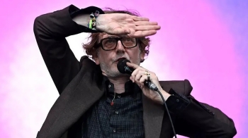 Jarvis Cocker: Ο τελευταίος κοινός άνθρωπος της Britpop επιστρέφει με το “More”...
