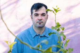 Ο Θάνος Σαρίγγελος και η «Σταγόνα03»: Εκεί όπου ο ήχος γράφει πριν από τον λόγο...