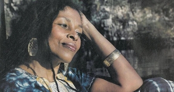 Assata Shakur: «Έχω κηρύξει τον πόλεμο στους πλούσιους που ευημερούν από τη φτώχεια μας, στους πολιτικούς που μας λένε ψέματα και σε όλα τα ανεγκέφαλα, άκαρδα ρομπότ που προστατεύουν αυτούς και την περιουσία τους...»