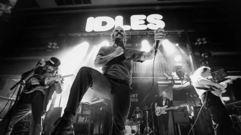 Idles: Από το punk της οργής στο groove της στοργής...