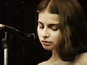 Η Hope Sandoval δεν είναι φτιαγμένη για τον θόρυβο και την ταχύτητα αυτού του κόσμου...