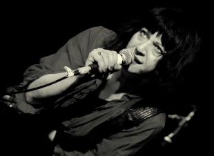 Lydia Lunch: Ιέρεια του no wave και μια ασυγκράτητη μηχανή διαμαρτυρίας σε έναν πόλεμο που δεν τελειώνει ποτέ...