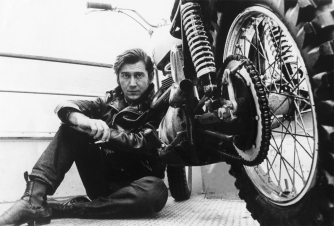 Phil Ochs: «Σε τέτοιους άσχημους καιρούς, η μόνο αληθινή διαμαρτυρία είναι η ομορφιά...»