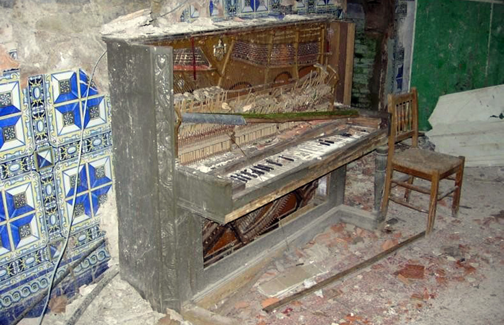 Το πιάνο του Colònia Puig σήμερα στο εγκαταλειμμένο ξενοδοχείο