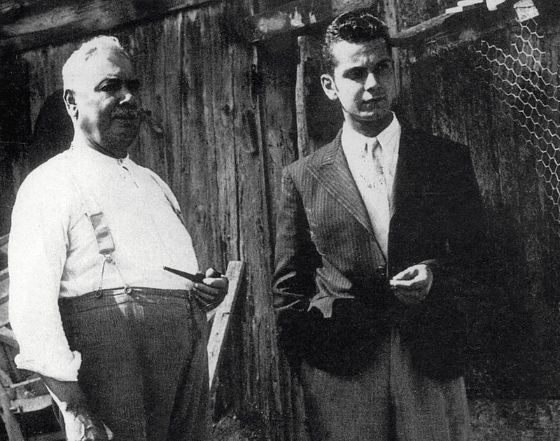 με τον πατέρα του το 1947