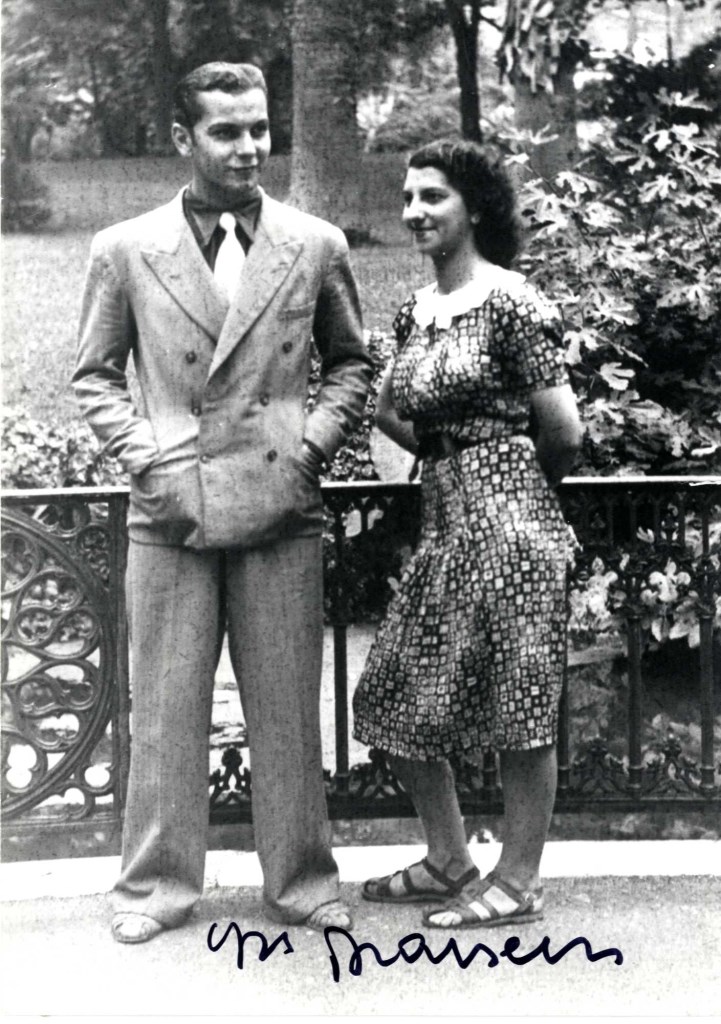 με την ετεροθαλή αδερφή του το 1937