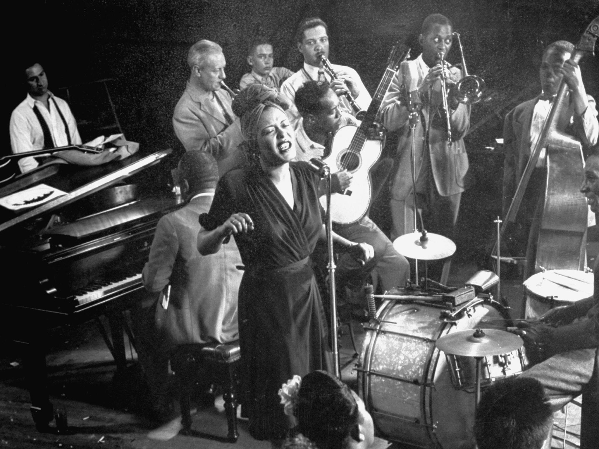 Η Billie Holiday στο Café Society. Στη κιθάρα ο Josh White