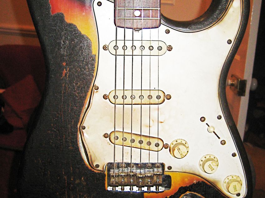 H Stratocaster του Hendrix με εμφανή τα σημάδια της φωτι΄ς